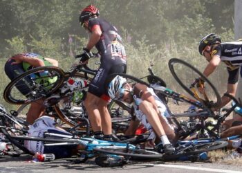 Përplasen gjatë garës çiklistët në Vlorë, 3 të lënduar