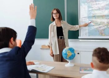 Raporti nxënës-mësues, për herë të parë arsimi publik ia kalon privatit