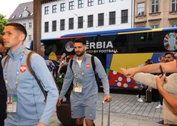EURO 2024/ Shqiptarët e presin ekipin e kombëtares serbe me këngë patriotike