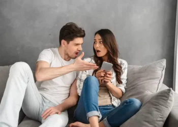3 shenjat e horoskopit që vdesin të kontrollojnë telefonin e partnerit/es
