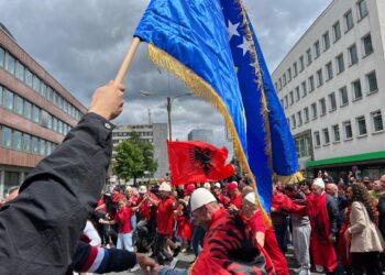 Tupana, këngë e valle, tifozat Kuqezi elektrizojnë Dortmundin