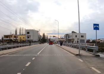 Në gjendje të dehur, 60-vjeçari bie nga ura e Paskuqanit, humb jetën