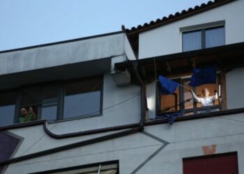 Fitoi vulën e PD, Berisha nga ballkoni: Vendim historik! Malltezi i bën foto