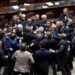 Kaos në parlamentin italian, deputetët përleshen me njëri-tjetrin