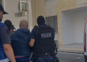 Akuzohet për dhunë në familje dhe përndjekje, arrestohet polici në Himarë