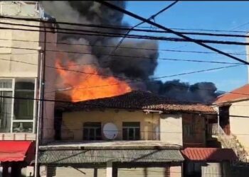 Merr flakë tregu i rrobave të përdorura në Shkodër, rrezikohen banesa