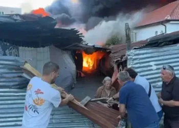 Merr flakë tregu i rrobave të përdorura në Shkodër, rrezikohen banesa