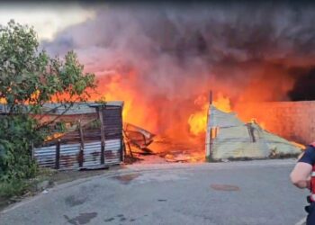 Zjarr masiv në Shkodër/ Digjen 25 njësi tregtare dhe një banesë