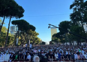 Sot Kurban Bajrami, besimtarët falin namazin në bulevardin ‘Dëshmorët e Kombit’