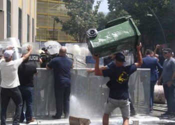 Opozita del sërish tek Bashkia, bllokohet përkohësisht qarkullimi