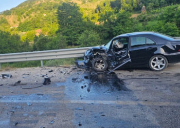 Aksident në Rrugën e Arbrit, makinat përplasen ‘kokë më kokë’