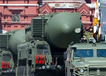 Eksperti ushtarak rus: Putin mund të sulmojë anijet amerikane me armë bërthamore