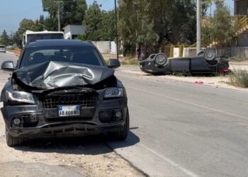 Makina kthehet përmbys pas përplasjes në Fier-Patos, disa të plagosur