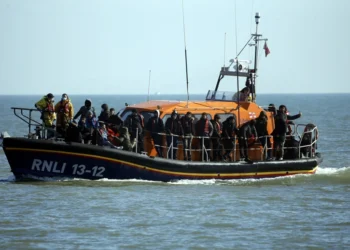 DW: Më shumë se 880 emigrantë të paligjshëm kaluan Kanalin Anglez në një ditë
