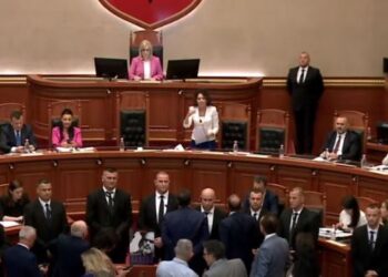 “Po më kërcënon?”/ Nikolla përjashton nga salla e Kuvendit, Flamur Nokën