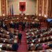 Kuvendi nis me tensione/ Rithemelimi bllokon foltoren, Nikolla ndërpret seancën