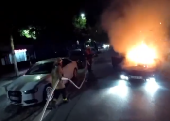 Polici i dehur përplaset gjatë natës në Vlorë, makina shpërthen në flakë