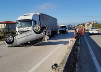 Aksident në Lushnje/ Shoferi humb kontrollin, përfundon tek shkallët e poliklinikës
