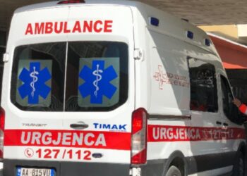 Zjarr në një banesë në Korçë, 89-vjeçari dërgohet në spital me djegie në turp