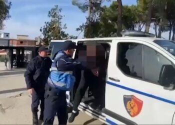 Përvetësonte paratë që depozitonin qytetarët, pranga punonjësit në Tiranë