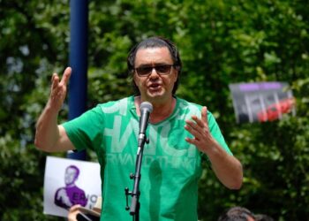 ‘Çfarë bëri Cjapi i Surrelit’, Neritan Liçaj i ashpër në protestën para Bashkisë