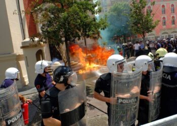 Protesta përpara Bashkisë Tiranë, aktori i njohur hedh akuza ndaj Veliajt