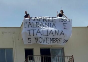 “Shqipëria është e Italisë”/ Aktivistët shpalosin banderolën në Shëngjin