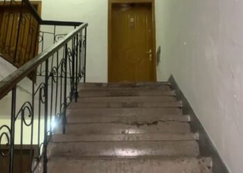 Djali tentoi të shpëtojë nënën, i ati e plagosi me thikë! Ç’ndodhi mbrëmë në Korçë?