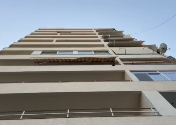 E rëndë në Vlorë/ 71-vjeçarja hidhet nga kati i pestë i pallatit dhe ndërron jetë