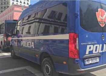 Protesta e PD-së/ “Blindohet” Bashkia e Tiranës, makina policie dhe autobotë