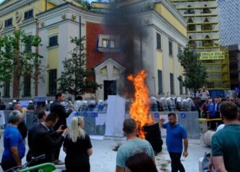 Zgjati rreth 2 orë/ Mbyllet protesta e PD para Bashkisë, kur do të mbahet e radhës