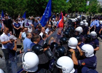 E 14-ta/ Përfundon protesta e opozitës para Bashkisë, nuk munguan incidentet