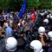 E 14-ta/ Përfundon protesta e opozitës para Bashkisë, nuk munguan incidentet