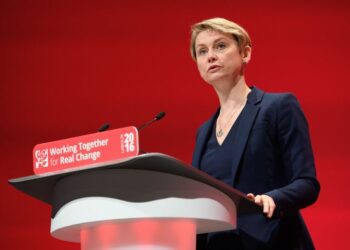 Plani ‘Ruanda’, Sekretarja e Brendshme Britanike akuza konservatorëve