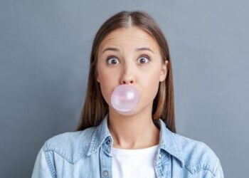 Përtypja e çamçakëzit rrit vigjilencën, tregon studimi