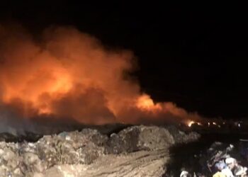 Tymi “pushton” qytetin e Vlorës, zjarri në fushën e mbetjeve ende aktivë