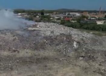 Tymi “mbulon” qytetin e Vlorës, flakët ende aktive në fushën e mbetjeve