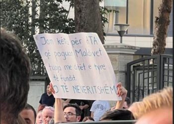 Skandali i Onkologjikut/ Sot protestë para ministrisë së Shëndetësisë