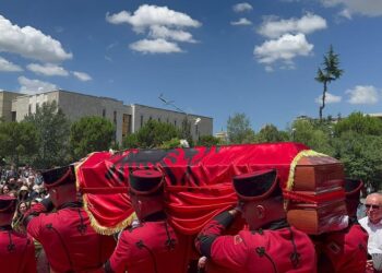 Me karafila të bardhë, përfundon ceremonia shtetërore për Ismail Kadarenë