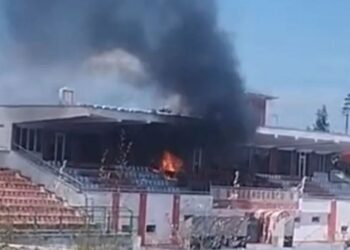 Zjarr në stadiumin e Korçës, flakët përfshijnë tribunën