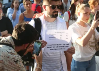 “Ministria e Vdekjes”/ Dhjetëra qytetarë në protestë për skandalin te Onkologjiku