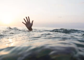 Një 56-vjeçare shqiptare humb jetën në plazhin e Artemidës