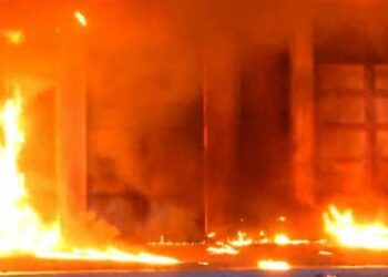 Në sfond fjalimi i Berishës, protestuesit sulmojnë me molotov Kryeministrinë