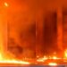 Në sfond fjalimi i Berishës, protestuesit sulmojnë me molotov Kryeministrinë