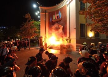 Tensione në protestën e opozitës/ Tym dhe flakë tek Bashkia e Tiranës