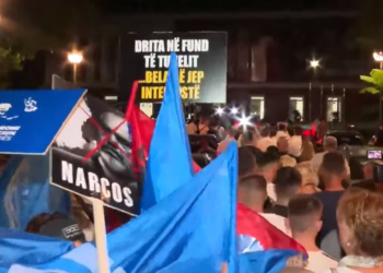 Mes tensionesh, tym e flakë/ Mbyllet protesta e opozitës, demokratët kthehen në seli