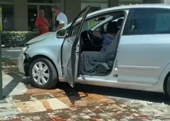 Aksident në Vlorë/ Automjeti del nga rruga dhe përfundon në trotuar