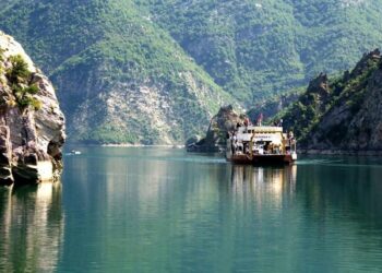 Gjendet një trup i pajetë në liqenin e Komanit, dyshimet e para