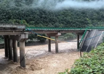 Tragjedi në Kinë, shembet ura për shkak të shiut të dendur, 11 viktima