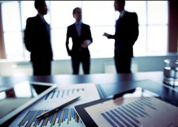 Administrata “e fryrë” me patronazhistë punon 3.7 orë më pak në javë se të tjerët